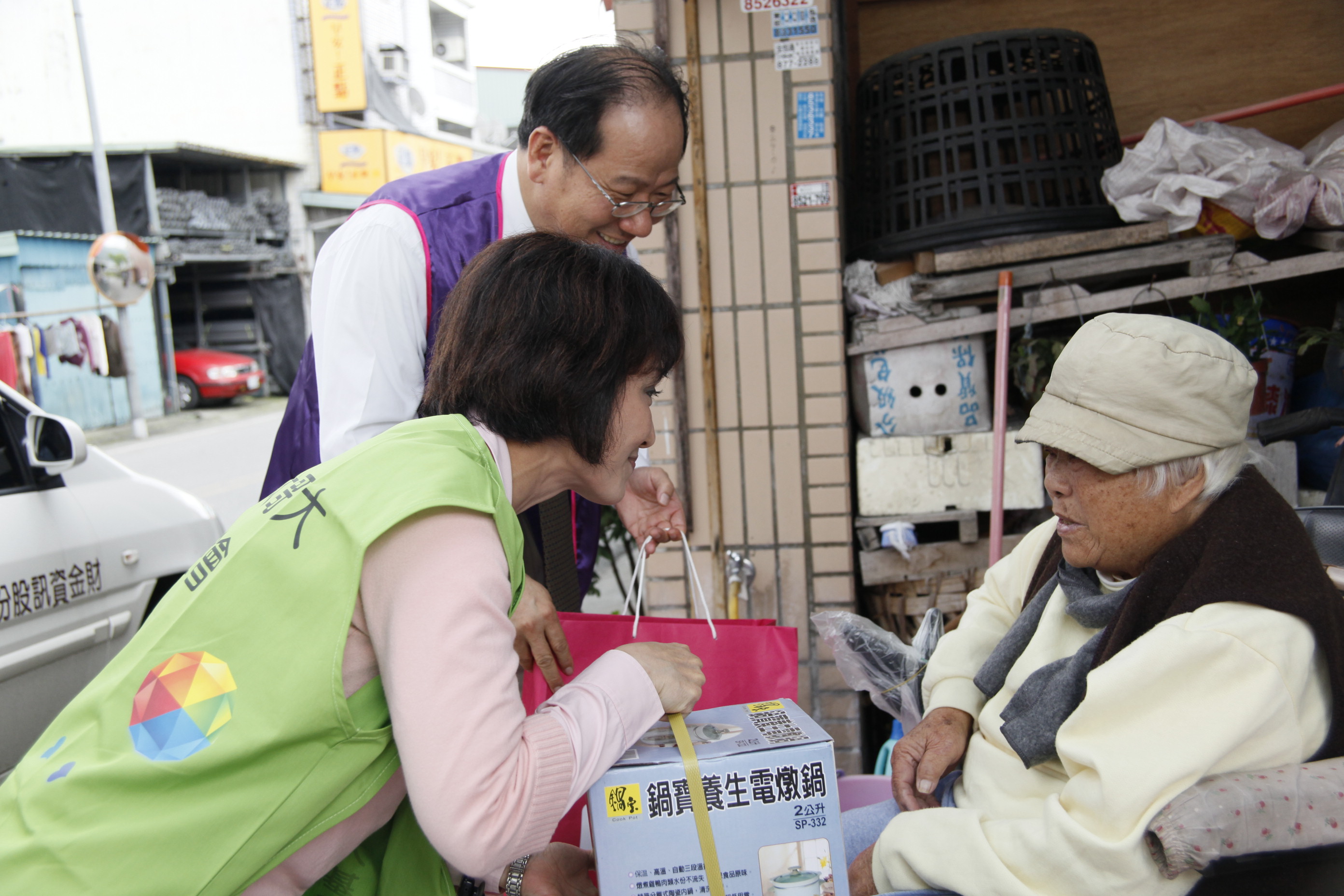台灣大哥大公共事務處處長阮淑祥，與台東基督教醫院院長暨一粒麥子基金會董事長呂信雄，探視住在光復鄉大華村的鳳嬌阿嬤，送上年節賀禮。